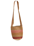 Borsa secchiello rigida in fibra di palma Chambira, intrecciata a mano dalle comunità Murui Huitoto dell’Amazzonia colombiana. Toni caldi, sfumature marrone , rosso