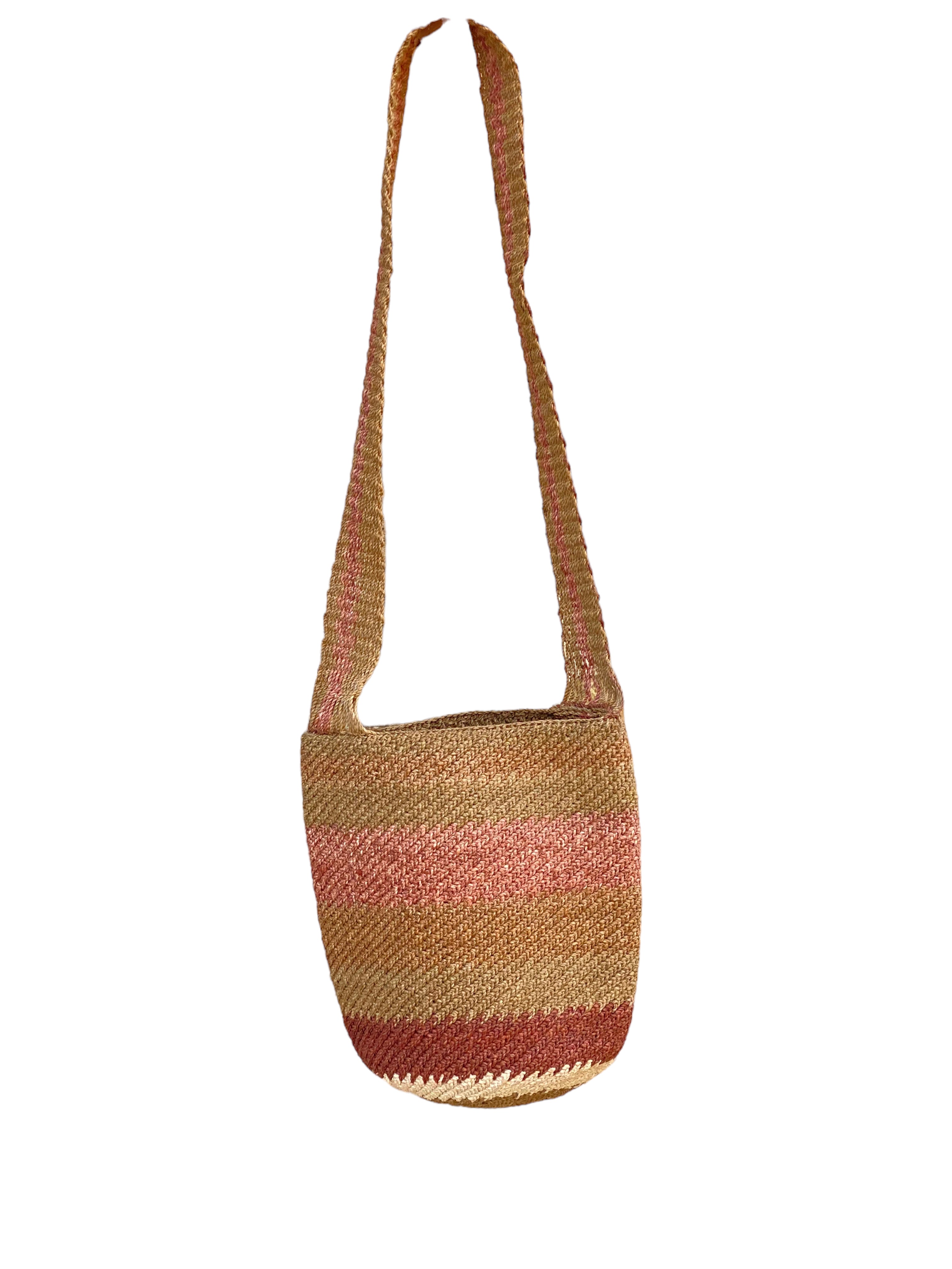 Borsa secchiello rigida in fibra di palma Chambira, intrecciata a mano dalle comunità Murui Huitoto dell’Amazzonia colombiana. Toni caldi, sfumature marrone , rosso