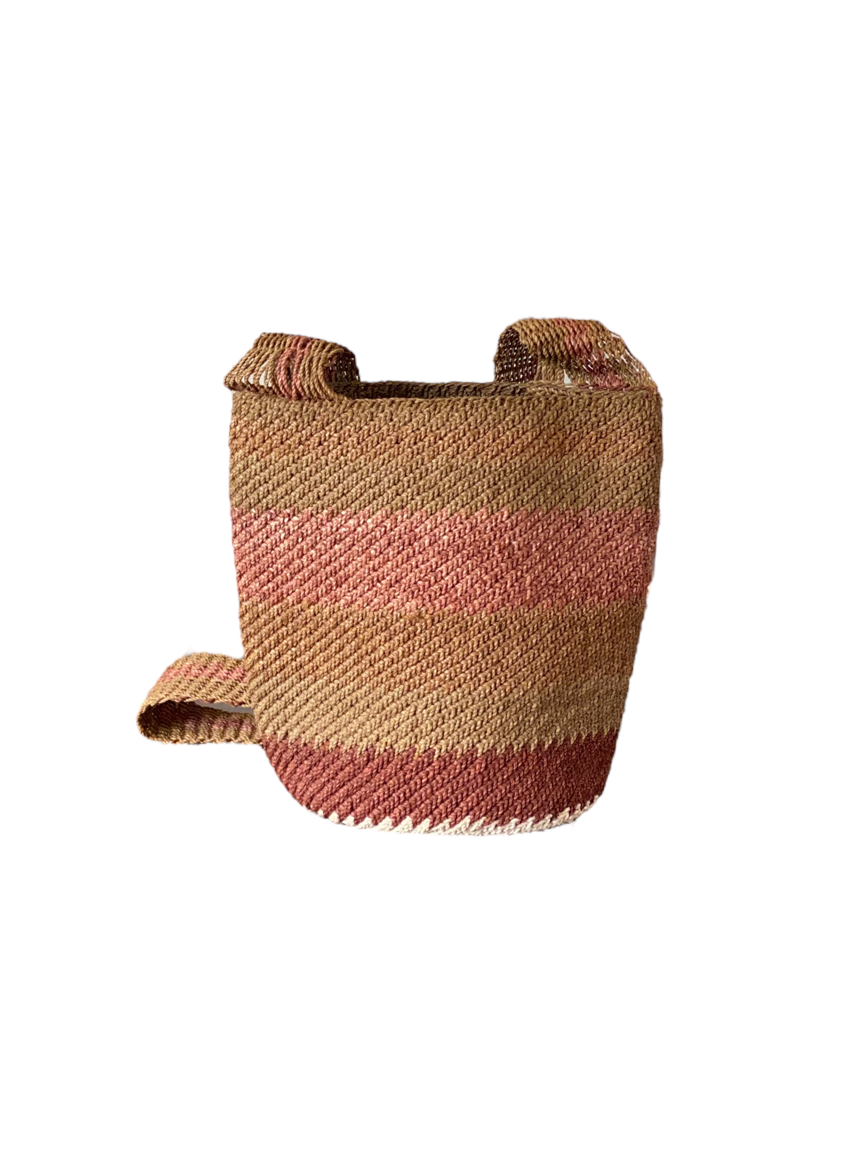 Borsa secchiello rigida in fibra di palma Chambira, intrecciata a mano dalle comunità Murui Huitoto dell’Amazzonia colombiana. Toni caldi, sfumature marrone 
