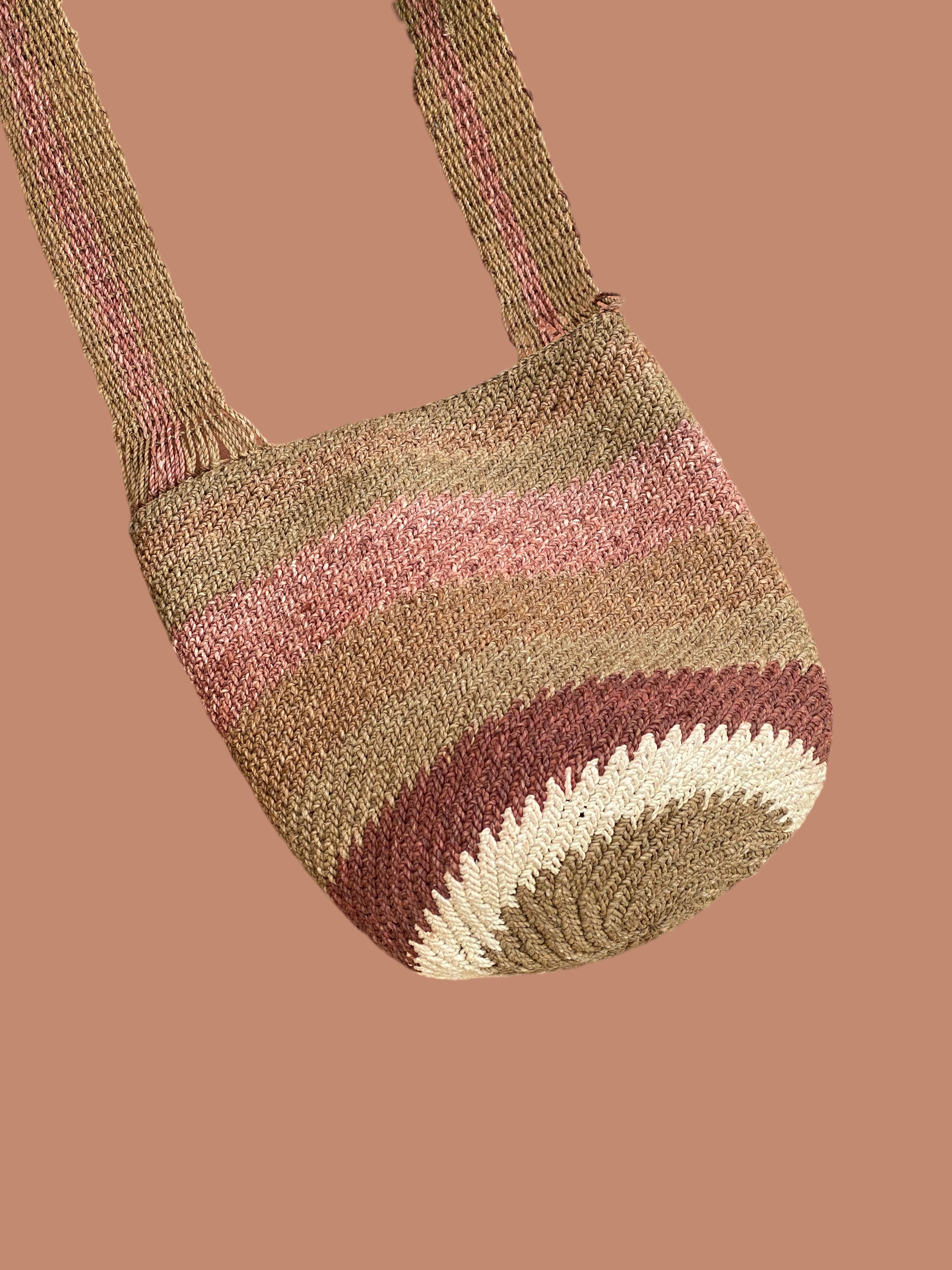 Borsa secchiello rigida in fibra di palma Chambira, intrecciata a mano dalle comunità Murui Huitoto dell’Amazzonia colombiana. Toni caldi, sfumature marrone 