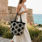 Maxi Bag Wayuu artigianale Nia bianco e nero realizzata a mano da artigiane colombiane