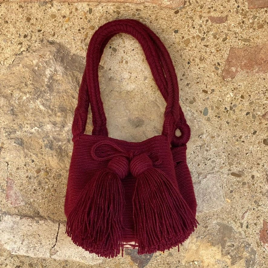 Volverina Borgoña, mini borsa da spalla Wayuu all’uncinetto nei toni del rosso vino

