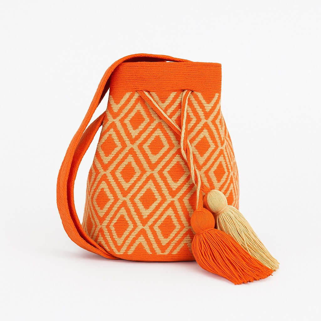 Borsa artigianale Wayuu Roxana con motivi a rombi arancioni su fondo beige – Volver Bags

