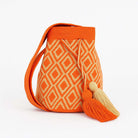 Borsa artigianale Wayuu Roxana con motivi a rombi arancioni su fondo beige – Volver Bags

