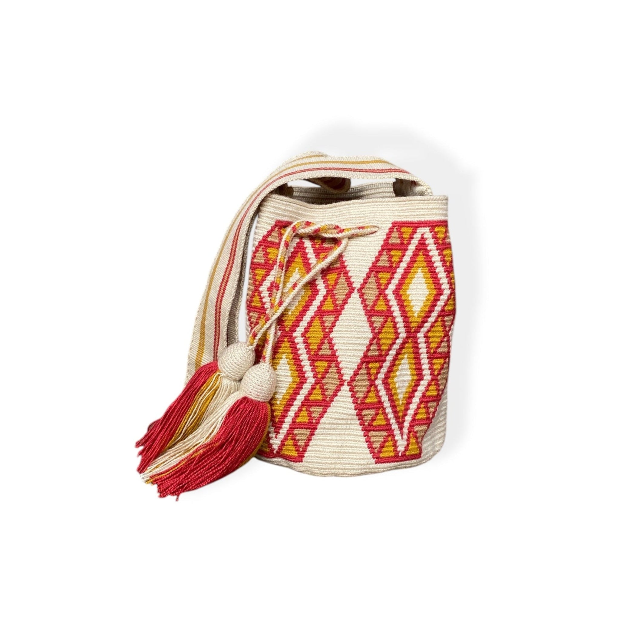 Primo piano della borsa wayuu beige con disegni tradizionali geometrici rossi tortora gialli  borsa Wayuu beige
