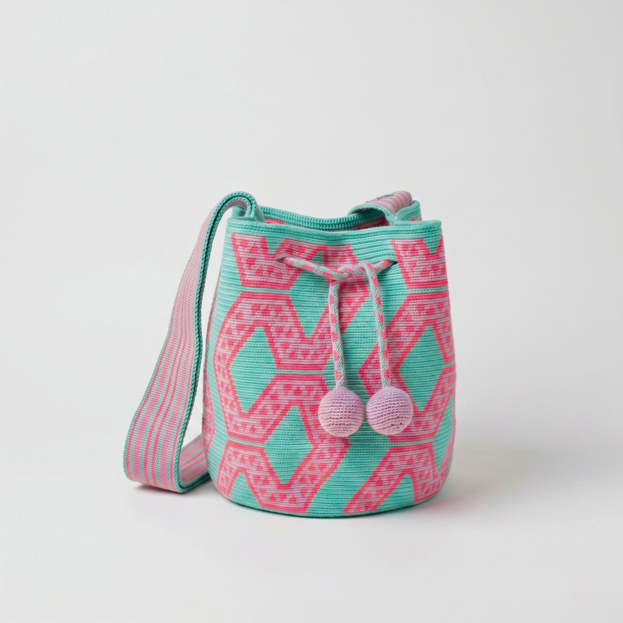 Estelita Happy Volver Bags mini mochila Wayuu artigianale rosa e verde acqua fatta a mano in Colombia