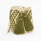 Borsa artigianale Wayuu Olivia con motivi verdi su base beige chiaro – Volver Bags

