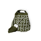 Mochila piccola Torres Wayuu verde e bianca, fatta a mano a uncinetto dalle artigiane indigene colombiane, con design classico ed elegante