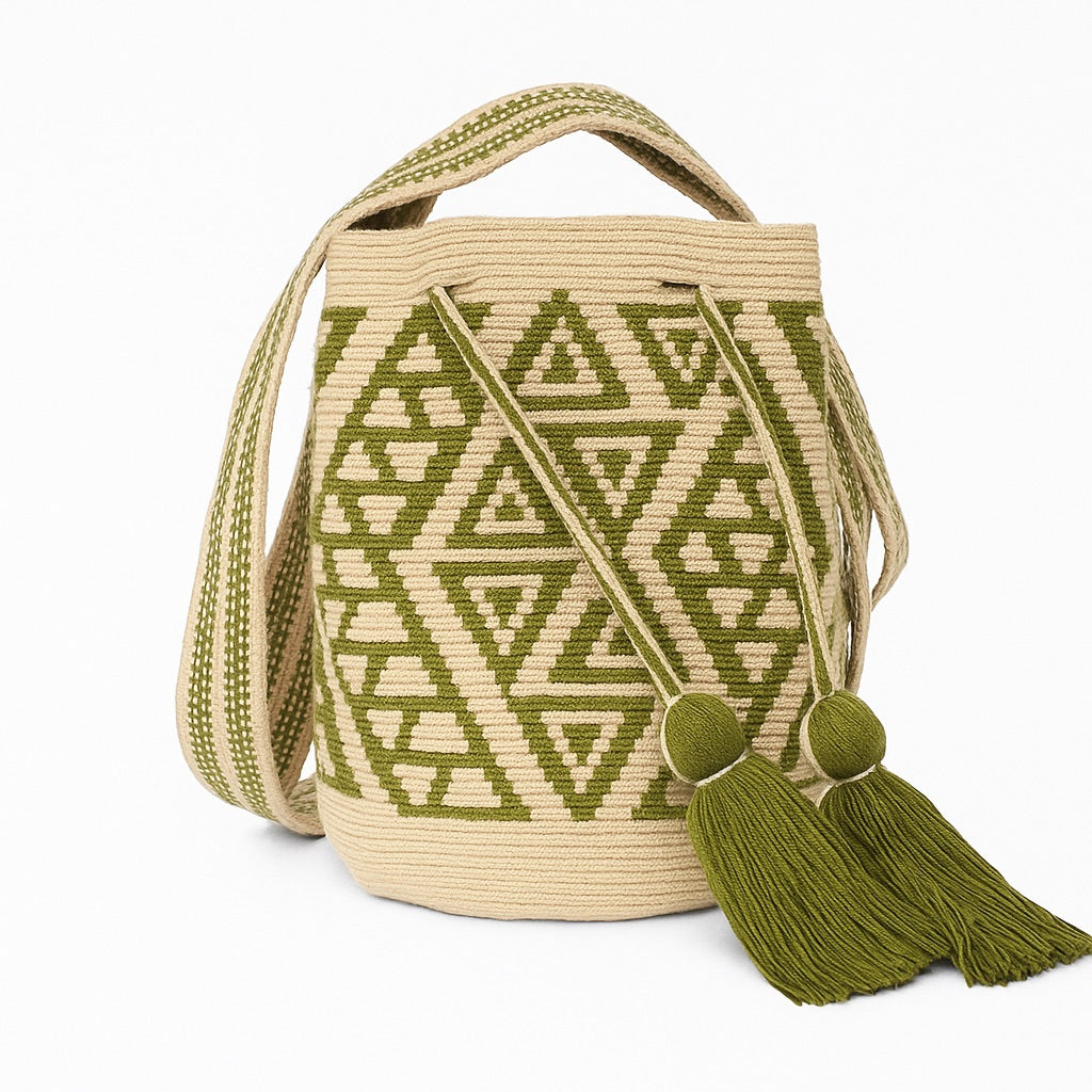 Volver Bags Olivia – borsa handmade Wayuu con disegni verdi su fondo chiaro

