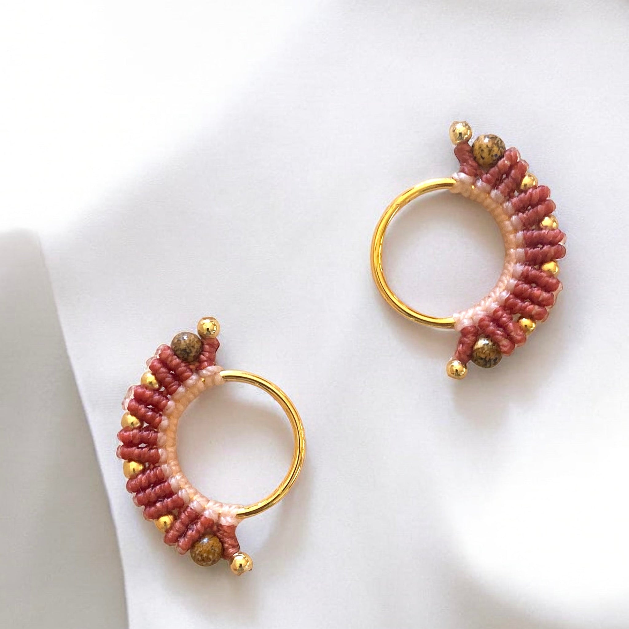 Gioiello colombiano in fili di cotone rosa e terra cotta, base in bronzo con bagno d’oro