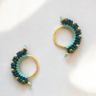 orecchino colombiano in cotone verde chiaro e verde scuro, lavorato a mano con base dorata