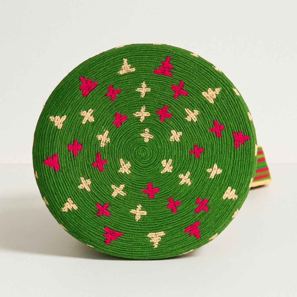 Dettaglio base Borsa Wayuu artigianale piccola con pattern geometrici in verde, rosa e fucsia

