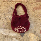 Borsa artigianale Wayuu Volverina Borgoña, realizzata a uncinetto a filo singolo in rosso intenso

