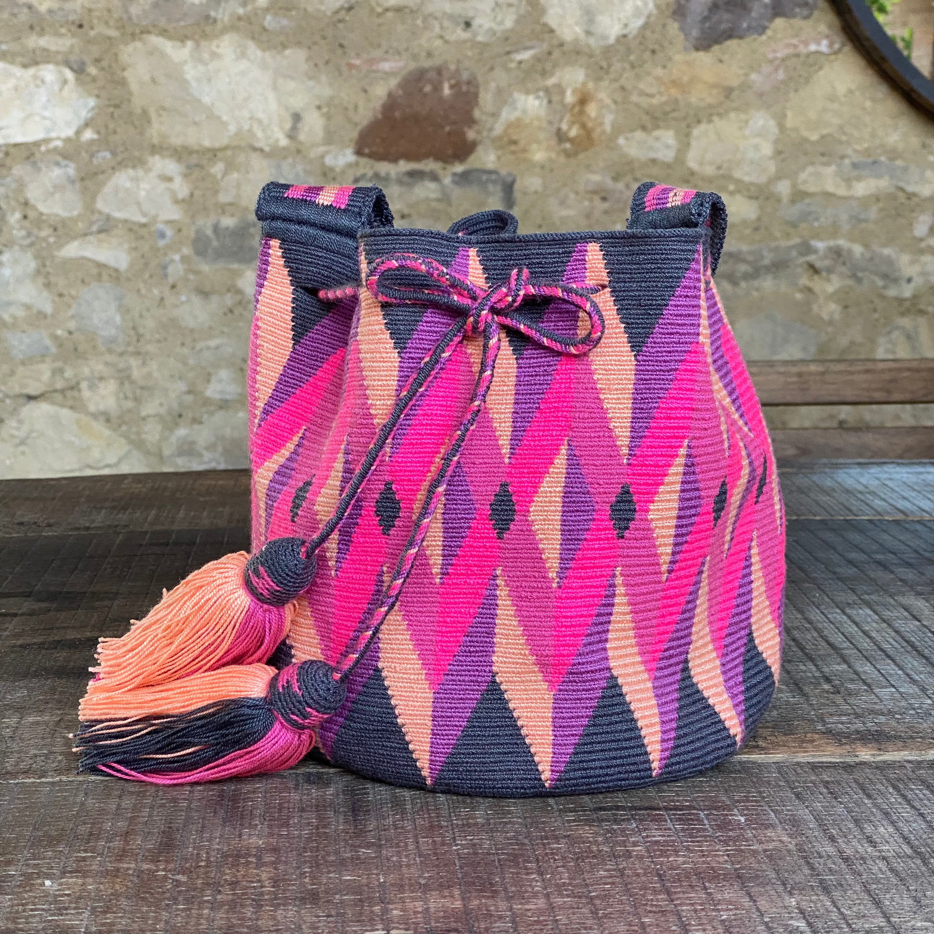 Mochila Wayuu media, lavorazione a uncinetto con rombi e geometria nei toni grigi, arancio e fucsia – artigianato autentico colombiano
